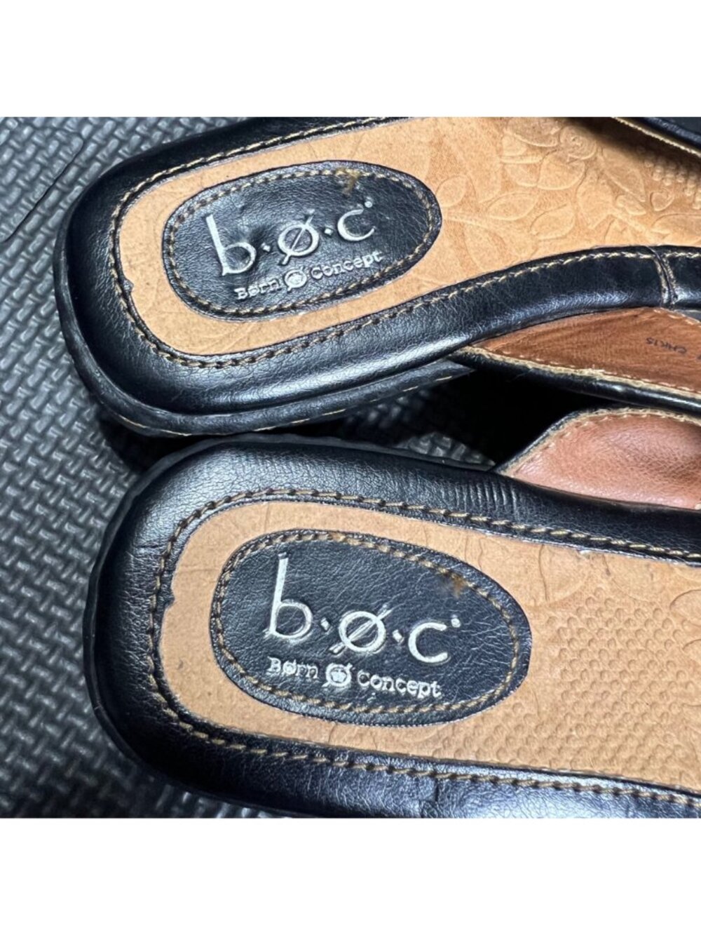 B.O.C Womens Black Leather Flip Flop Sandals Size M Floral Footbed Casual Comfor - Picture 4 of 5